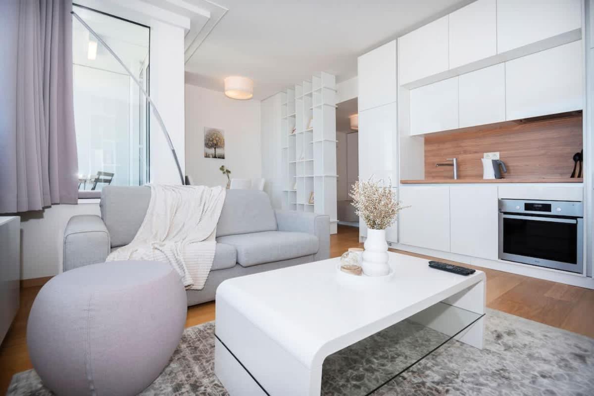 Luxury 1Bdrm On The 28Th Floor Apartment บราติสลาวา ภายนอก รูปภาพ